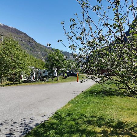 Lunde Camping Hotel Aurland Exterior photo