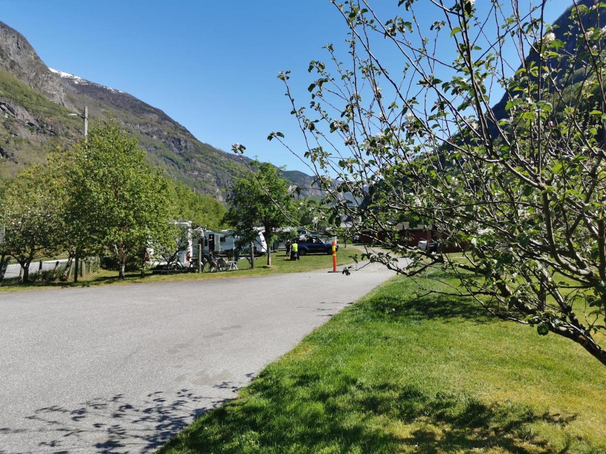 Lunde Camping Hotel Aurland Exterior photo